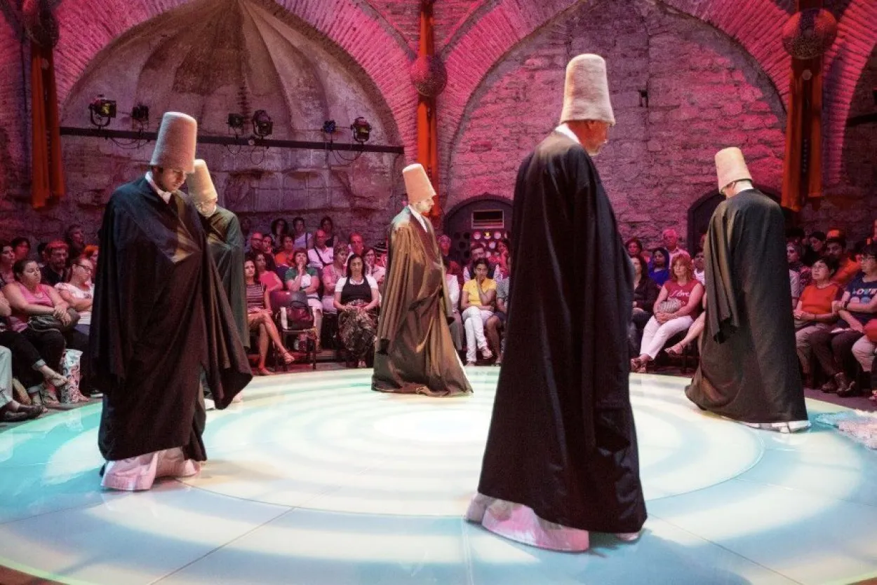 Espectáculo de los Derviches Giróvagos 3 Espectáculo de los Derviches Giróvagos